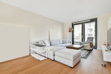 Plazma televizyonlu şık bir oturma odası.