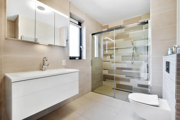 Modernes Badezimmer mit Dusche und Waschbecken — Stockfoto