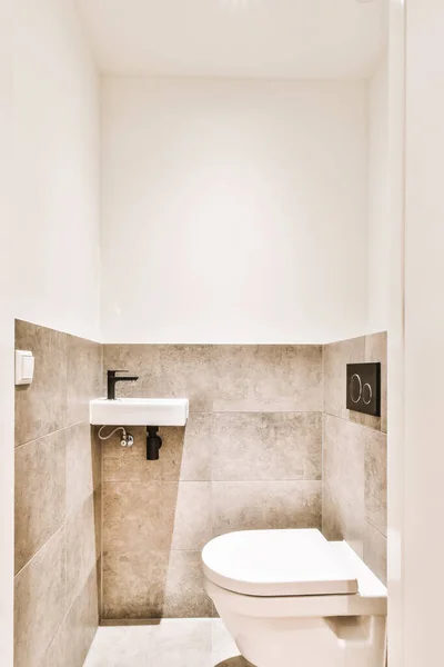 Luxuriöse Toiletteneinrichtung mit beigen Fliesen — Stockfoto