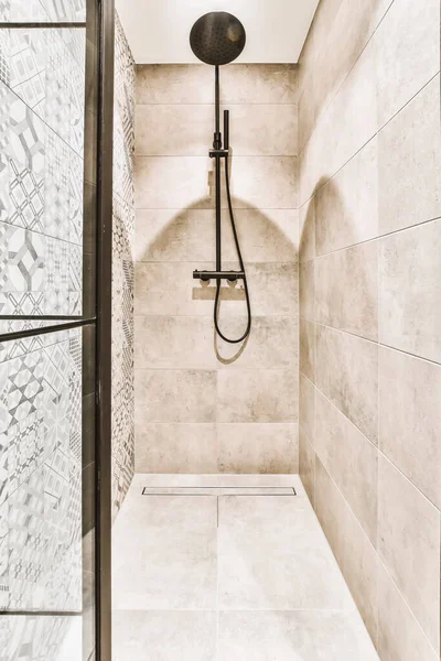 Interior de cabina de ducha de lujo con grifo negro —  Fotos de Stock
