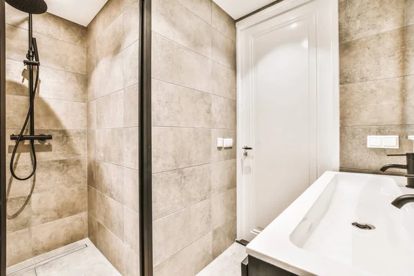 Luxueux intérieur de salle de bain avec grand lavabo — Photo