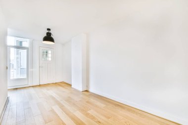 Siyah avizeli bir odanın büyüleyici tasarımı.