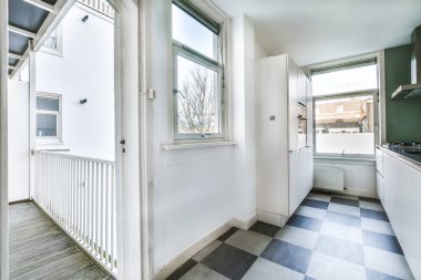 Siyah beyaz zemini olan güzel bir mutfak tasarımı.