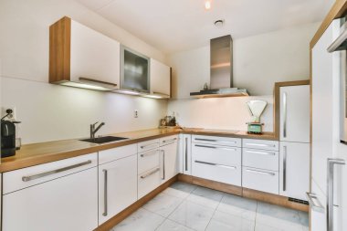 Harika bir mutfağın içi kahve makinesiyle dolu.