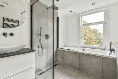 Mermer duvarlı banyo.