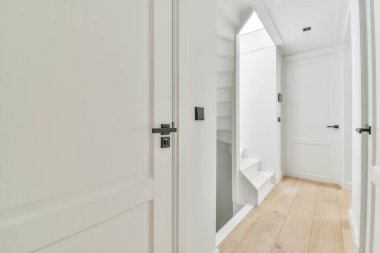 Geniş bir odanın içi.