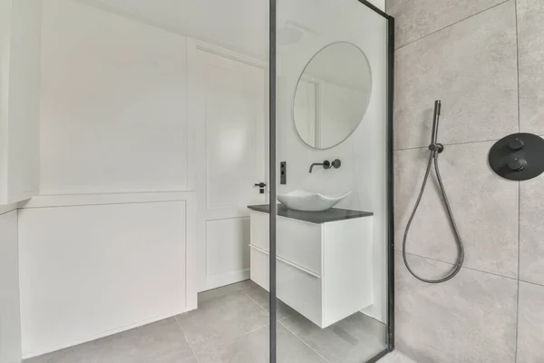 Badkamer met marmeren muren — Stockfoto