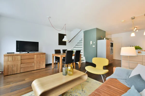 Interiér obývacího pokoje v jasných barvách — Stock fotografie