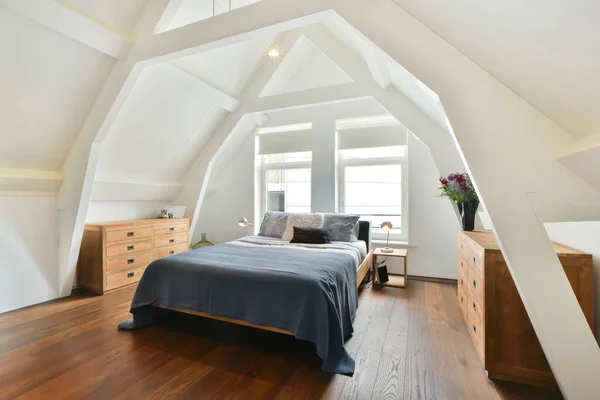 Attic slaapkamer interieur — Stockfoto