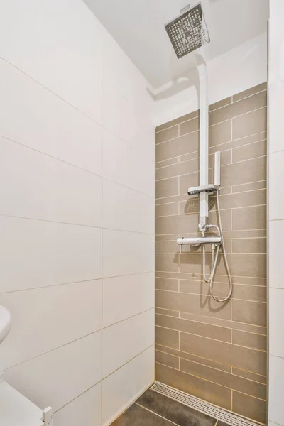 Uma cabine de duche atraente com uma parede escura — Fotografia de Stock