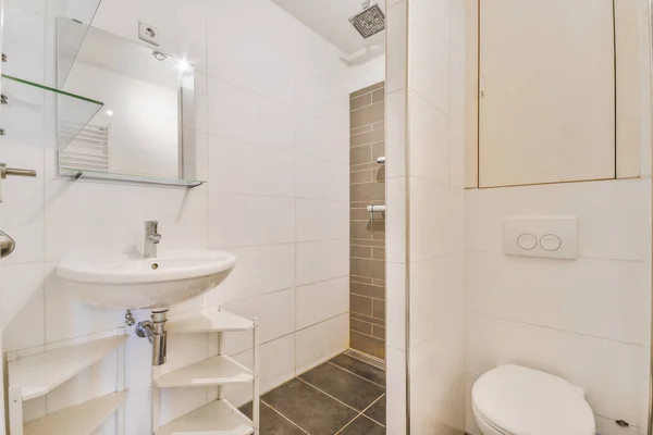 선반 이 있는 매력적 인 욕실 — 스톡 사진