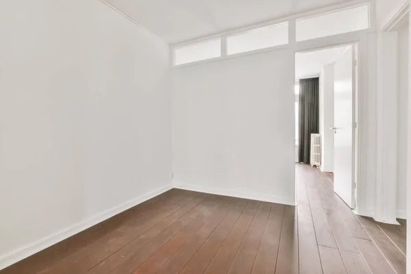 Das Innere eines stilvollen Zimmers mit weißen Wänden — Stockfoto