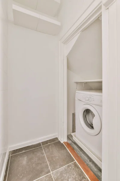 Wnętrze stylowego pokoju z pralką — Zdjęcie stockowe