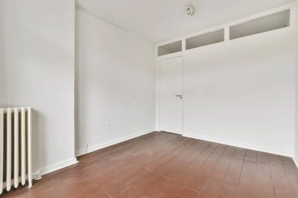 Interiören i ett elegant rum med vita väggar — Stockfoto