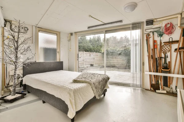 Schlafzimmer mit Panoramafenster — Stockfoto