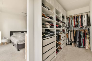 Küçük rahat soyunma odası.