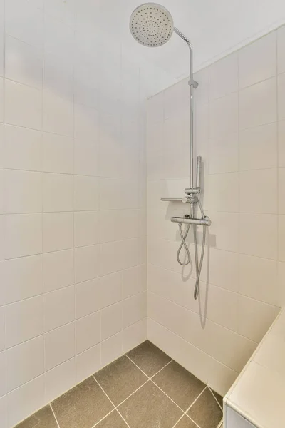 Duş odası beyaz ve siyah fayanslarla kaplı. — Stok fotoğraf