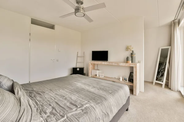 Slaapkamer met een tweepersoonsbed in een modern huis — Stockfoto