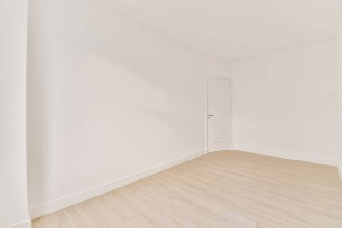 Parke zeminli güzel bir odanın içi.