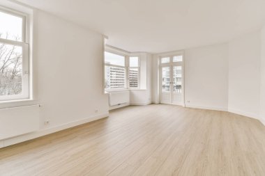 Penceresi olan güzel bir odanın içi.