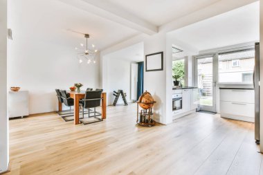 Katı ahşap bir masası olan harika bir yemek odası.