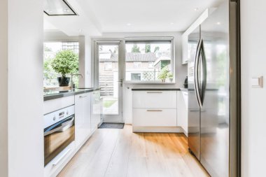 Gün ışığıyla harika bir mutfak.