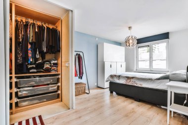 Parke zeminli harika bir yatak odası.