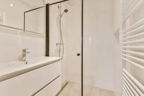 El interior de un hermoso cuarto de baño con cabina de ducha — Foto de Stock