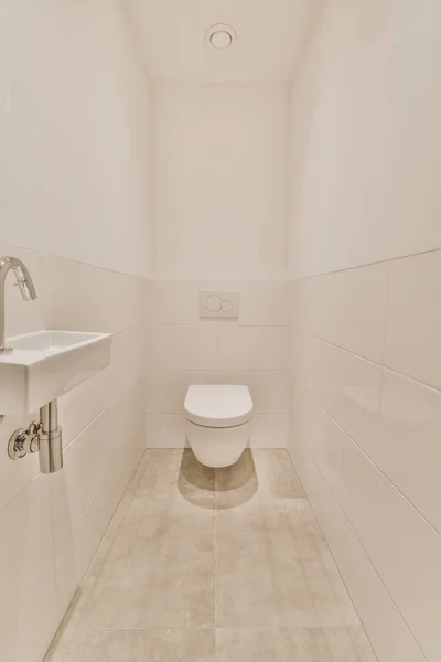 Interiér krásné dlouhé koupelny s visící WC — Stock fotografie