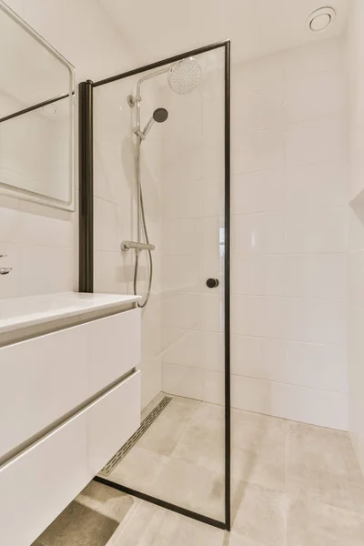 Інтер'єр красивої ванної кімнати з душовою кабіною — стокове фото