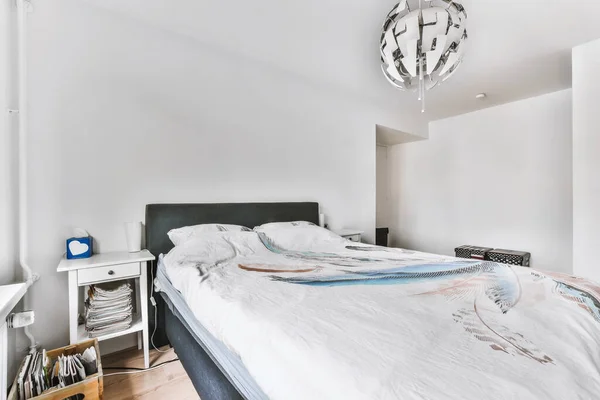 Erstaunliches Schlafzimmer mit Parkettboden — Stockfoto