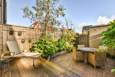 Modern bir evin arka bahçesi.