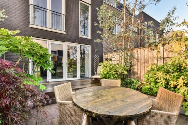 Modern bir evin arka bahçesi.