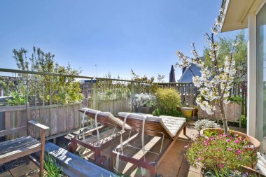 Evin çatısında rahat bir veranda.