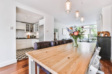 Siyah deri sandalyeli enfes bir yemek odası.