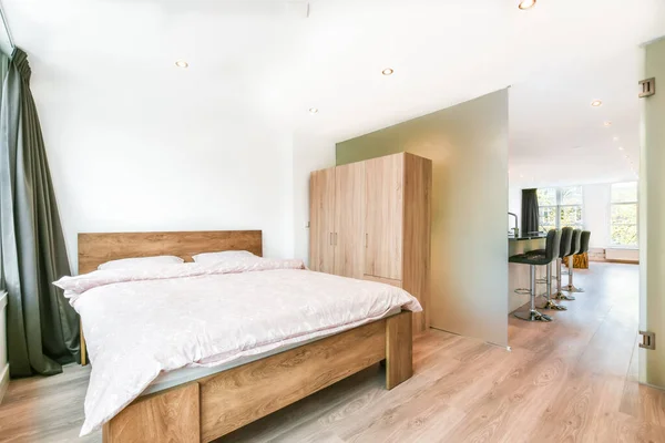 ダブルベッド付きの壮大なベッドルームのインテリア — ストック写真