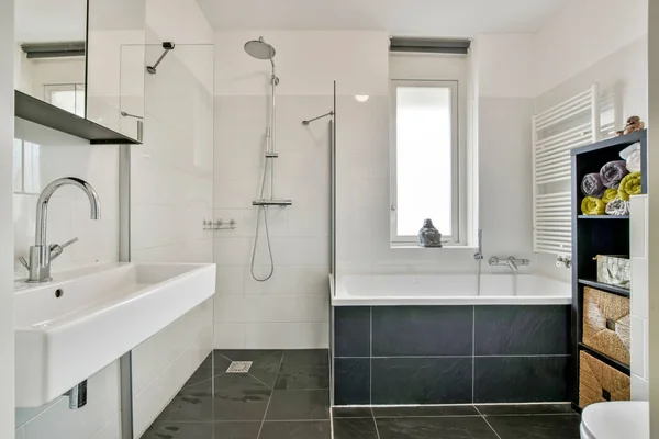 Intérieur de salle de bain confortable dans une maison moderne — Photo