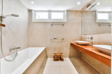 Penceresi olan güzel bir banyonun içi.