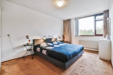 Penceresi olan akıl almaz bir yatak odası.