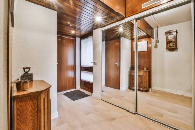 Kostümlü, akıl almaz bir koridor.