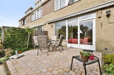 Evin avlusunda rahat sandalyeler var.