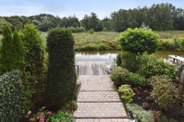 Kanala giden ahşap yol akıllara durgunluk veriyor.