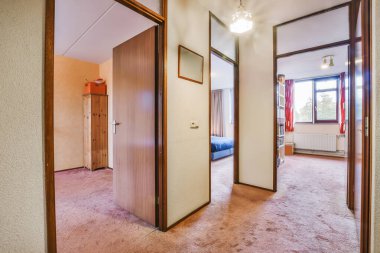 Duvarında resim olan akıl almaz bir koridor.