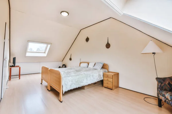 Een geestverruimende slaapkamer met een hoog plafond — Stockfoto