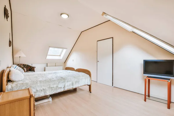 Een geestverruimende slaapkamer met een hoog plafond — Stockfoto