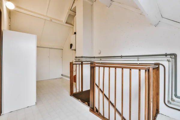 Een geestverruimende kamer met een houten trap — Stockfoto