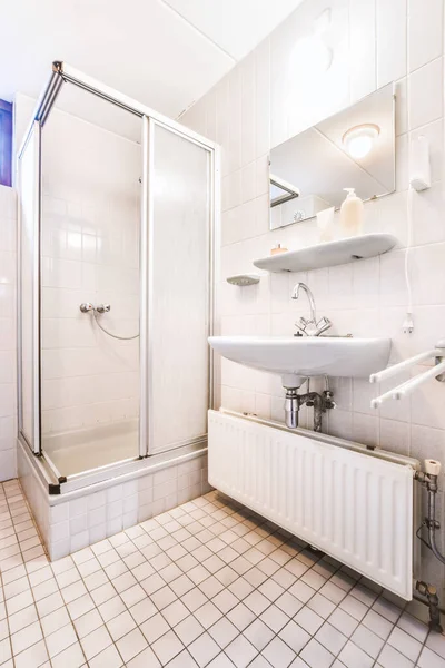 Um banheiro deslumbrante um pequeno piso em azulejo — Fotografia de Stock