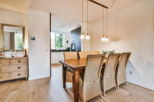 Een prachtige eetkamer in beige tinten — Stockfoto