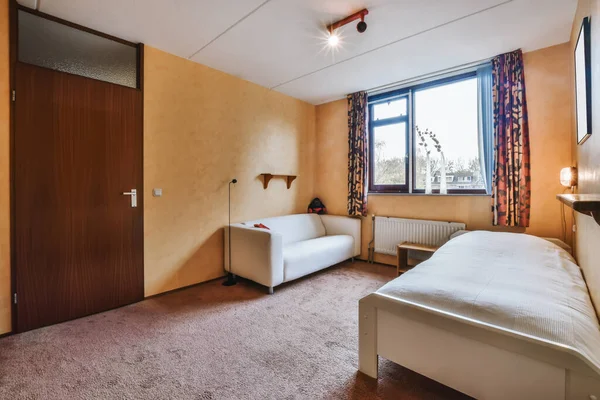 Een geestverruimende kamer met een eenpersoonsbed — Stockfoto