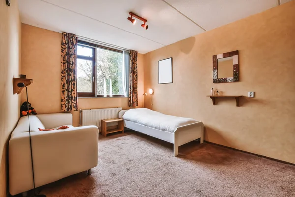 Een geestverruimende kamer met een eenpersoonsbed — Stockfoto